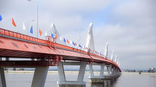 Russia, China unveil first highway bridge. Here are 5 things you must know